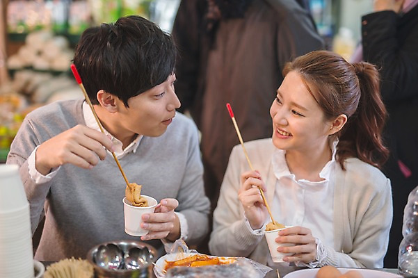 포토 JPG 주간 여자 남자 가족 신혼부부 남편 사랑 웃음 들기 앉기 상반신 20대 성인 야외 두명 앞모습 30대 마주보기 다정 한국인 아내 어묵 종이컵 분식 먹기 부부라이프 성인만 국내포토 자연요소 라이프스타일 부부 감정 음식 뷰포인트 컨셉 관계 모션 표정 사람 동양인 청년 컵 장년 일회용 신혼 파일형식