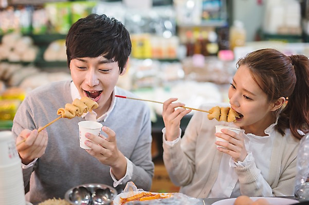 포토 JPG 주간 응시 여자 남자 가족 신혼부부 남편 사랑 웃음 들기 앉기 상반신 20대 성인 야외 두명 앞모습 30대 다정 한국인 아내 어묵 종이컵 분식 먹기 부부라이프 성인만 맛있는 국내포토 자연요소 라이프스타일 부부 시선 감정 음식 뷰포인트 컨셉 관계 모션 표정 사람 동양인 청년 컵 장년 일회용 신혼 파일형식