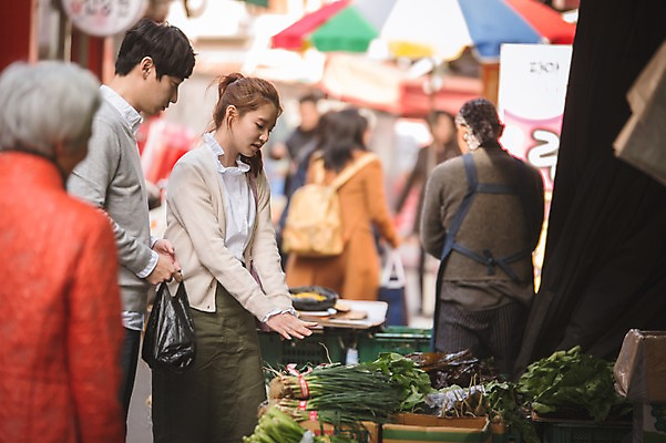 포토 JPG 주간 응시 여자 남자 채소 가족 신혼부부 남편 사랑 서기 여러명 상반신 20대 성인 야외 옆모습 아웃포커스 30대 장보기 다정 한국인 아내 시장 부부라이프 국내포토 자연요소 라이프스타일 부부 시선 감정 뷰포인트 다수 컨셉 관계 모션 촬영기법 사람 동양인 청년 장년 신혼 파일형식
