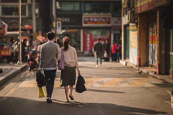 포토 JPG 주간 전신 여자 남자 가족 신혼부부 남편 사랑 들기 여러명 20대 성인 야외 뒷모습 30대 걷기 다정 한국인 아내 장바구니 부부라이프 국내포토 자연요소 라이프스타일 부부 감정 뷰포인트 다수 컨셉 관계 모션 사람 동양인 청년 장년 쇼핑 바구니 신혼 파일형식