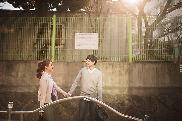 포토 JPG 주간 여자 남자 가족 신혼부부 남편 사랑 상반신 20대 성인 야외 두명 앞모습 옆모습 30대 걷기 손잡기 다정 한국인 아내 부부라이프 성인만 국내포토 자연요소 라이프스타일 부부 감정 뷰포인트 컨셉 관계 모션 사람 동양인 청년 장년 신혼 파일형식