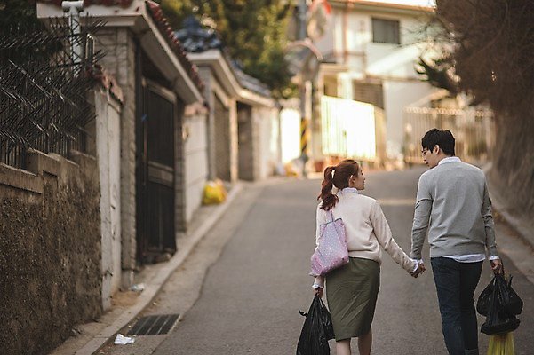 포토 JPG 주간 여자 남자 가족 신혼부부 남편 사랑 서기 상반신 20대 성인 야외 두명 뒷모습 30대 마주보기 손잡기 다정 한국인 아내 장바구니 부부라이프 성인만 국내포토 자연요소 라이프스타일 부부 감정 뷰포인트 컨셉 관계 모션 사람 동양인 청년 장년 쇼핑 바구니 신혼 파일형식