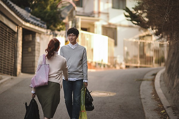 포토 JPG 주간 응시 여자 남자 가족 신혼부부 남편 사랑 웃음 들기 상반신 20대 성인 야외 두명 앞모습 뒷모습 30대 걷기 다정 한국인 아내 장바구니 부부라이프 성인만 국내포토 자연요소 라이프스타일 부부 시선 감정 뷰포인트 컨셉 관계 모션 표정 사람 동양인 청년 장년 쇼핑 바구니 신혼 파일형식