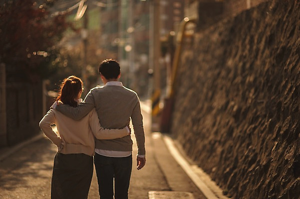 포토 JPG 주간 여자 남자 가족 신혼부부 남편 어깨동무 사랑 상반신 20대 성인 야외 두명 뒷모습 아웃포커스 30대 걷기 다정 한국인 아내 부부라이프 성인만 국내포토 자연요소 라이프스타일 부부 감정 뷰포인트 포즈 컨셉 관계 모션 촬영기법 사람 동양인 청년 장년 신혼 파일형식 커플 인종 생활