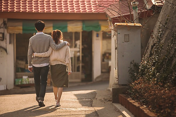 포토 JPG 주간 전신 여자 남자 가족 신혼부부 남편 어깨동무 사랑 20대 성인 야외 두명 뒷모습 30대 걷기 다정 한국인 아내 부부라이프 성인만 국내포토 자연요소 라이프스타일 부부 감정 뷰포인트 포즈 컨셉 관계 모션 사람 동양인 청년 장년 신혼 파일형식