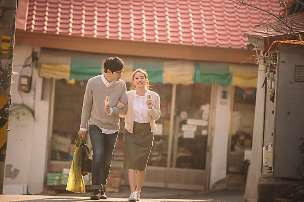 포토 JPG 주간 전신 응시 여자 남자 가족 신혼부부 남편 아이스크림 사랑 웃음 들기 20대 성인 야외 두명 앞모습 30대 걷기 다정 한국인 아내 먹기 장바구니 부부라이프 성인만 국내포토 자연요소 라이프스타일 부부 시선 감정 뷰포인트 컨셉 관계 모션 디저트 표정 사람 동양인 청년 장년 쇼핑 바구니 신혼 파일형식