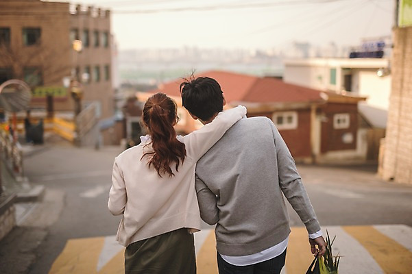 포토 JPG 주간 여자 남자 가족 신혼부부 남편 어깨동무 사랑 서기 들기 상반신 20대 성인 야외 두명 뒷모습 30대 다정 한국인 아내 장바구니 부부라이프 성인만 국내포토 자연요소 라이프스타일 부부 감정 뷰포인트 포즈 컨셉 관계 모션 사람 동양인 청년 장년 쇼핑 바구니 신혼 파일형식