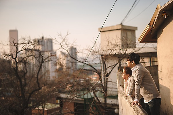 포토 JPG 주간 응시 여자 남자 가족 신혼부부 남편 사랑 서기 웃음 상반신 20대 성인 야외 두명 건물 옆모습 아웃포커스 30대 다정 한국인 아내 부부라이프 성인만 국내포토 자연요소 라이프스타일 건축물 부부 시선 감정 뷰포인트 컨셉 관계 모션 촬영기법 표정 사람 동양인 청년 장년 신혼 파일형식 커플 건축 인종 생활