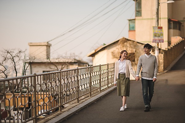 포토 JPG 주간 전신 응시 여자 남자 가족 신혼부부 남편 사랑 웃음 20대 성인 야외 두명 앞모습 30대 걷기 손잡기 다정 한국인 아내 부부라이프 성인만 국내포토 자연요소 라이프스타일 부부 시선 감정 뷰포인트 컨셉 관계 모션 표정 사람 동양인 청년 장년 신혼 파일형식