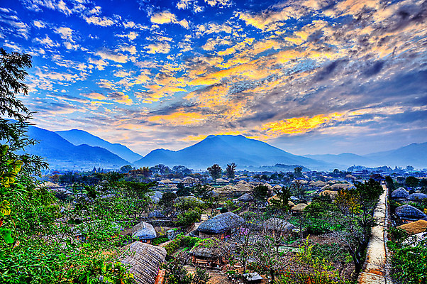 포토 JPG 주간 구름 자연 하늘 산 한국 초가집 풍경 사람없음 야외 노을 낙안읍성 민속마을 국내포토 자연요소 아시아 한옥 생태계 순천 파일형식