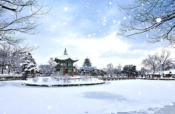 포토 JPG 주간 나무 설경 한국건축 자연 서울 한국 풍경 여러명 야외 여행객 문화재 눈 연못 정자 경복궁 향원정 가교 겨울풍경 국내포토 자연요소 식물 건축물 건축 아시아 다수 겨울 날씨 사람 궁전 생태계 누각 파일형식