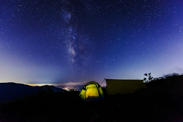 포토 JPG 야경 자연 밤하늘 산 한국 텐트 사람없음 야외 캠핑 야간 전라남도 은하수 국내포토 자연요소 아시아 하늘 레저 캠핑도구 전라도 생태계 파일형식 풍경_경치