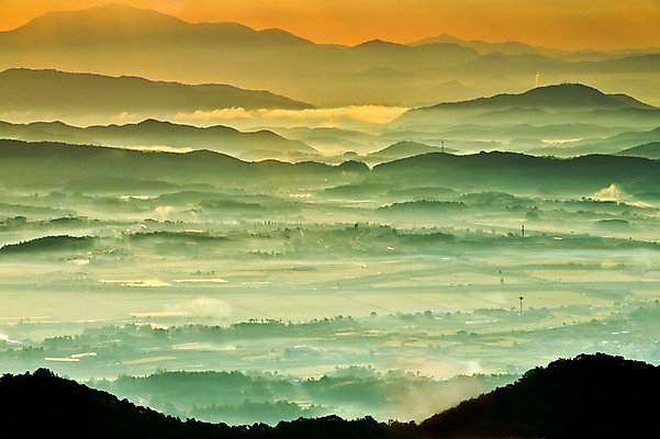 포토 JPG 주간 자연현상 자연 한국 수묵화 풍경 사람없음 야외 마을 노을 산등성이 운해 함평 밀재 국내포토 자연요소 아시아 산 미술 전라남도 생태계 파일형식 구름_자연