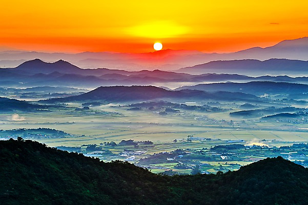 포토 JPG 주간 자연현상 자연 한국 풍경 사람없음 야외 태양 마을 일출 산등성이 운해 함평 밀재 국내포토 자연요소 아시아 산 노을 전라남도 생태계 파일형식 구름_자연