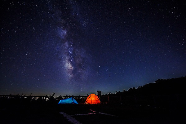 포토 JPG 별 야경 자연 밤하늘 한국 텐트 사람없음 야외 캠핑 야간 강원도 은하수 방태산 국내포토 자연요소 아시아 하늘 레저 산 캠핑도구 생태계 파일형식 풍경_경치