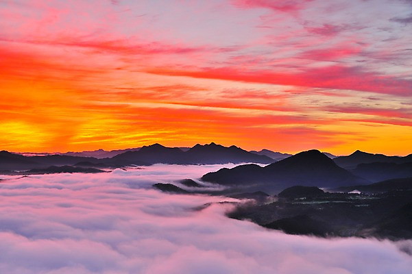 포토 JPG 구름 자연현상 자연 하늘 한국 풍경 사람없음 야외 일출 노을 새벽 산등성이 운해 가평 보납산 국내포토 자연요소 아시아 산 생태계 경기도 파일형식 구름_자연
