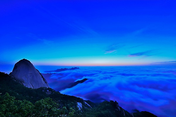 포토 JPG 주간 구름 자연현상 자연 하늘 산 한국 풍경 사람없음 야외 새벽 바위 운해 북한산 국내포토 자연요소 아시아 돌_바위 생태계 파일형식 고양 구름_자연