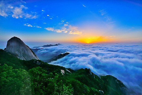 포토 JPG 주간 구름 자연현상 자연 하늘 산 한국 풍경 사람없음 야외 태양 일출 바위 운해 북한산 국내포토 자연요소 아시아 노을 돌_바위 생태계 파일형식 고양 구름_자연