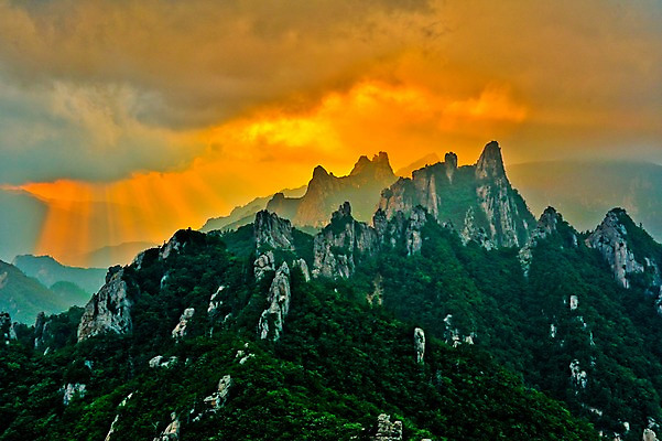 포토 JPG 구름 자연현상 자연 하늘 바위산 산 한국 풍경 사람없음 야외 햇빛 일몰 설악산 국내포토 자연요소 아시아 태양 노을 돌산 생태계 인제 파일형식