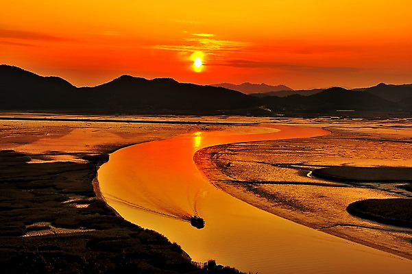 포토 JPG 구름 실루엣 바다 자연현상 자연 하늘 산 한국 풍경 사람없음 야외 태양 노을 일몰 순천만 선박 국내포토 자연요소 아시아 수상교통 촬영기법 습지 생태계 순천 파일형식