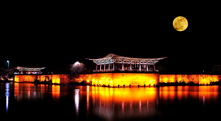 포토 JPG 야경 한국건축 자연 조명 한국 물그림자 사람없음 야외 문화재 보름달 경주 연못 정자 안압지 국내포토 건축물 건축 아시아 그림자 달 경주_경상북도 야간 경상북도 생태계 파일형식 풍경_경치