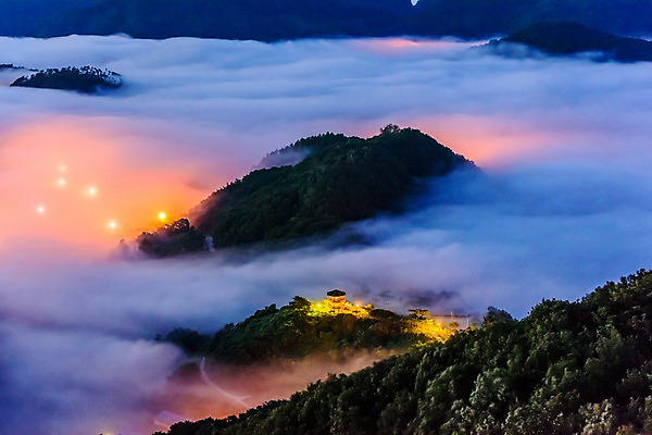 포토 JPG 구름 야경 자연 조명 산 한국 사람없음 야외 안개 전라북도 정자 운해 옥정호 국내포토 자연요소 건축물 아시아 호수 날씨 야간 전라도 생태계 임실 파일형식 구름_자연 풍경_경치