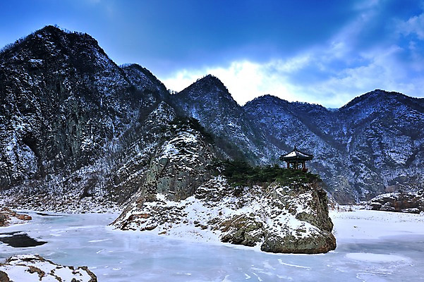 포토 JPG 주간 구름 설경 자연 하늘 산 한국 풍경 사람없음 야외 눈 정자 영동 월류봉 겨울풍경 국내포토 자연요소 건축물 아시아 겨울 날씨 생태계 충청북도 파일형식