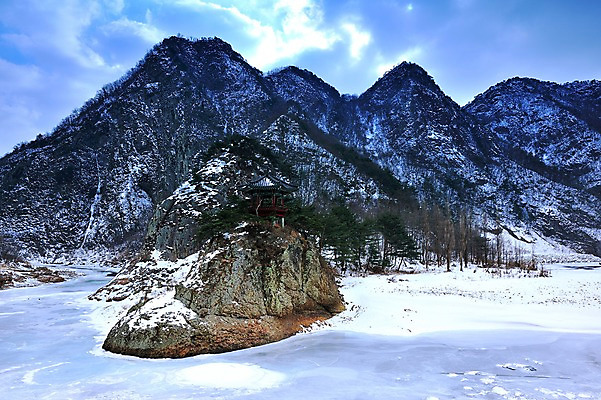 포토 JPG 주간 나무 구름 설경 겨울 자연 하늘 산 한국 풍경 사람없음 야외 눈 정자 영동 월류봉 겨울풍경 국내포토 자연요소 식물 건축물 계절 아시아 날씨 생태계 충청북도 파일형식