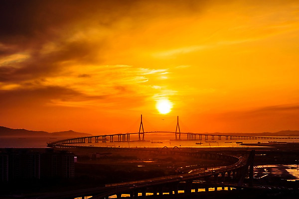 포토 JPG 구름 바다 자연현상 하늘 한국 풍경 사람없음 야외 태양 일몰 도시 인천 인천대교 가교 국내포토 자연요소 건축물 아시아 자연 노을 다리_건축물 파일형식