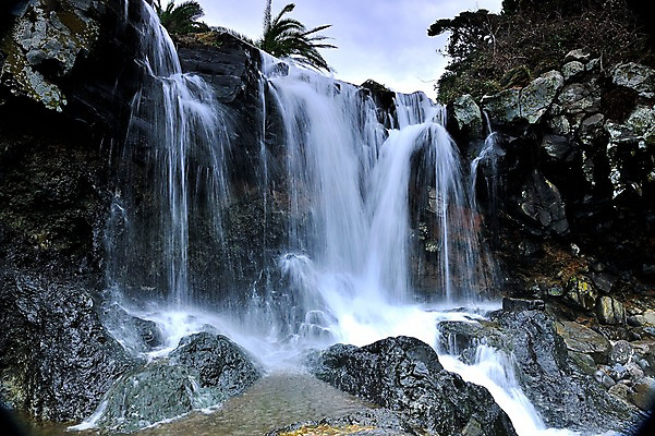 포토 JPG 주간 자연 한국 풍경 사람없음 야외 제주도 폭포 바위 물흐름 국내포토 자연요소 아시아 흐름 돌_바위 생태계 파일형식