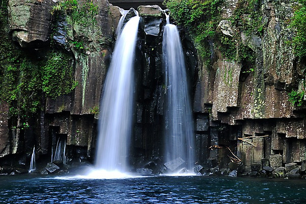 포토 JPG 주간 자연 한국 풍경 사람없음 야외 제주도 폭포 바위 물흐름 국내포토 자연요소 아시아 흐름 돌_바위 생태계 파일형식