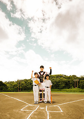 PSD 구름 편집 편집이미지 여학생 여자 남자 어린이 남학생 하늘 서기 성인 세명 30대 파이팅 야구 한국인 야구방망이 타자 야구선수 야구글러브 투수 야구복 야구장 포수 이미지편집 자연요소 학생 스포츠시설 모션 운동선수 사람 동양인 장년 운동복 구기 야구용품 글러브 파일형식