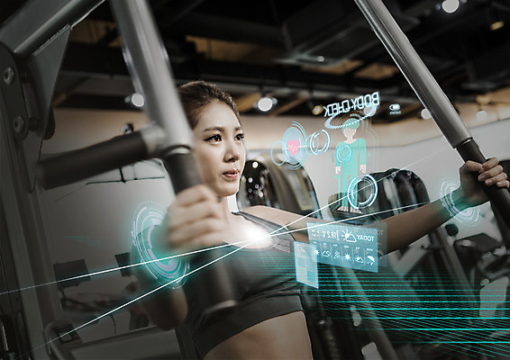 PSD 편집 편집이미지 여자 스마트라이프 한명 상반신 20대 성인 운동기구 헬스 한국인 스마트 홀로그램 4차산업 이미지편집 1 라이프스타일 산업 컨셉 사람 동양인 청년 운동 파일형식