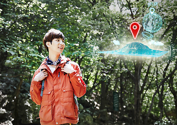 PSD 나무 편집 편집이미지 응시 남자 산 스마트라이프 한명 웃음 20대 성인 지구본 등산 한국인 숲 스마트 등산복 홀로그램 이미지편집 식물 1 라이프스타일 시선 옷 컨셉 표정 사람 동양인 청년 트래킹 파일형식