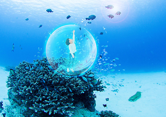 PSD 편집 편집이미지 남자 어린이 바다 스마트라이프 한명 소년 바닷속 한국인 물방울 비눗방울 산호 스마트 열대어 가상현실 VR기기 이미지편집 1 라이프스타일 컨셉 어류 사람 동양인 수중 기계 자포동물 파일형식