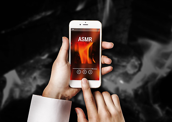 PSD 편집 편집이미지 손 스마트라이프 한명 들기 손짓 신체부위 스마트폰 터치 양손 연기 스마트 이미지편집 1 라이프스타일 컨셉 모션 사람 핸드폰 스마트기기 파일형식