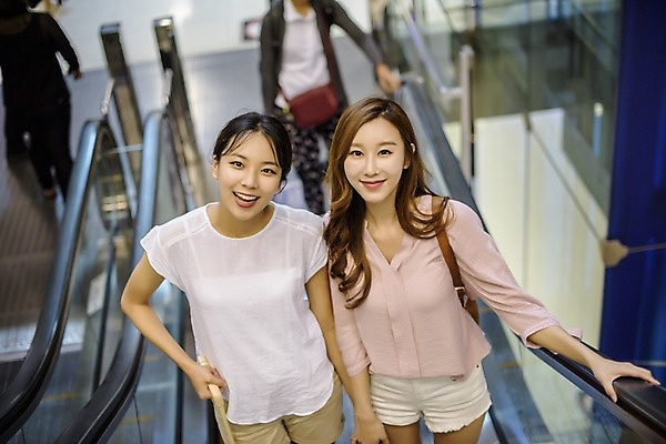 포토 JPG 우먼라이프 여자 여행 태국 실내 서기 웃음 상반신 20대 성인 두명 앞모습 아웃포커스 친구 우정 한국인 공항 에스컬레이터 성인여자만 국내포토 라이프스타일 아시아 뷰포인트 관계 교통시설 모션 촬영기법 표정 사람 동양인 청년 내부 여자만 성인만 파일형식