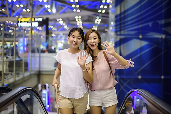 포토 JPG 우먼라이프 여자 여행 태국 실내 서기 웃음 상반신 20대 성인 두명 앞모습 아웃포커스 친구 우정 한국인 인사 공항 에스컬레이터 손흔들기 성인여자만 국내포토 라이프스타일 아시아 뷰포인트 관계 교통시설 모션 촬영기법 표정 사람 동양인 청년 내부 예절 여자만 성인만 파일형식