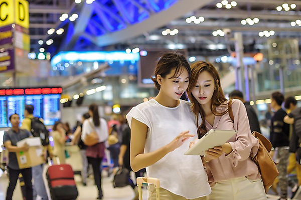 포토 JPG 우먼라이프 응시 여자 여행 태국 실내 서기 웃음 들기 상반신 20대 성인 두명 앞모습 아웃포커스 친구 태블릿 우정 한국인 공항 성인여자만 국내포토 라이프스타일 시선 아시아 뷰포인트 관계 교통시설 모션 촬영기법 표정 사람 동양인 청년 내부 전자제품 스마트기기 여자만 성인만 파일형식