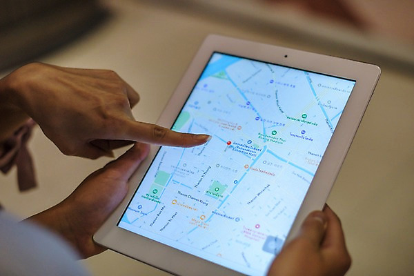 포토 JPG 우먼라이프 손 여자 여행 지도 태국 실내 들기 상반신 20대 성인 두명 신체부위 친구 태블릿 우정 한국인 성인여자만 국내포토 라이프스타일 아시아 관계 모션 사람 동양인 청년 내부 전자제품 스마트기기 여자만 성인만 파일형식