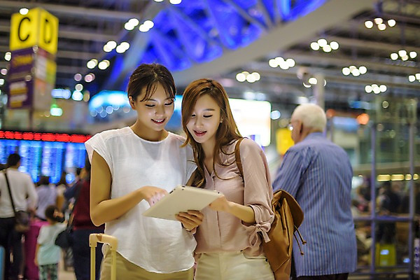 포토 JPG 우먼라이프 응시 여자 여행 지도 태국 실내 서기 웃음 들기 상반신 20대 성인 두명 앞모습 아웃포커스 친구 태블릿 우정 한국인 공항 성인여자만 국내포토 라이프스타일 시선 아시아 뷰포인트 관계 교통시설 모션 촬영기법 표정 사람 동양인 청년 내부 전자제품 스마트기기 여자만 성인만 파일형식