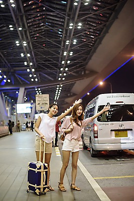 포토 JPG 전신 우먼라이프 응시 여자 여행 태국 서기 웃음 20대 성인 야외 두명 앞모습 친구 캐리어 우정 한국인 공항 야간 택시 성인여자만 국내포토 자연요소 라이프스타일 시선 아시아 뷰포인트 관계 교통시설 모션 승용차 자동차 표정 사람 동양인 청년 여행가방 여자만 성인만 파일형식