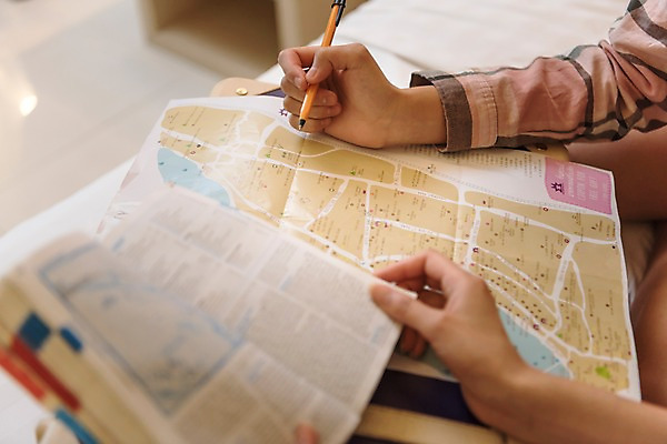 포토 JPG 우먼라이프 여자 여행 지도 태국 실내 들기 상반신 20대 성인 두명 신체부위 책 친구 볼펜 우정 한국인 침대 팔 성인여자만 국내포토 라이프스타일 아시아 가구 관계 모션 사람 동양인 청년 내부 펜 여자만 성인만 파일형식