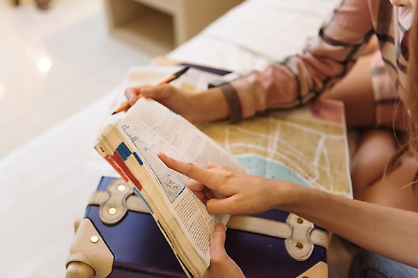 포토 JPG 우먼라이프 여자 여행 지도 태국 실내 들기 앉기 상반신 20대 성인 두명 신체부위 책 친구 펜 캐리어 우정 한국인 침대 가리킴 팔 성인여자만 국내포토 라이프스타일 아시아 가구 관계 모션 사람 동양인 손짓 청년 내부 필기구 여행가방 여자만 성인만 파일형식