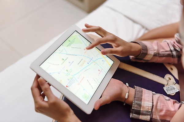 포토 JPG 우먼라이프 여자 여행 지도 태국 실내 들기 앉기 상반신 20대 성인 두명 신체부위 친구 태블릿 캐리어 우정 한국인 침대 팔 성인여자만 국내포토 라이프스타일 아시아 가구 관계 모션 사람 동양인 청년 내부 전자제품 스마트기기 여행가방 여자만 성인만 파일형식