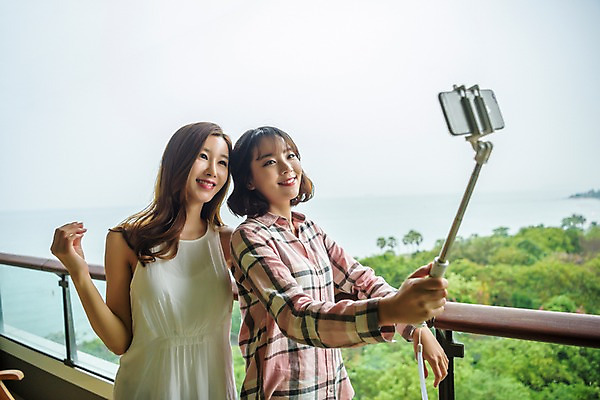 포토 JPG 주간 우먼라이프 응시 여자 여행 태국 서기 웃음 들기 풍경 상반신 20대 성인 야외 두명 옆모습 친구 우정 한국인 발코니 셀프카메라 구경 셀카봉 성인여자만 국내포토 자연요소 라이프스타일 시선 아시아 뷰포인트 관계 모션 표정 사람 동양인 청년 사진촬영 여자만 성인만 파일형식