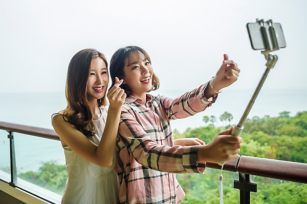 포토 JPG 주간 우먼라이프 응시 여자 여행 태국 서기 웃음 들기 풍경 상반신 20대 성인 야외 두명 옆모습 친구 우정 한국인 발코니 셀프카메라 구경 손하트 셀카봉 성인여자만 국내포토 자연요소 라이프스타일 시선 아시아 뷰포인트 관계 모션 표정 사람 동양인 손짓 청년 사진촬영 여자만 성인만 파일형식