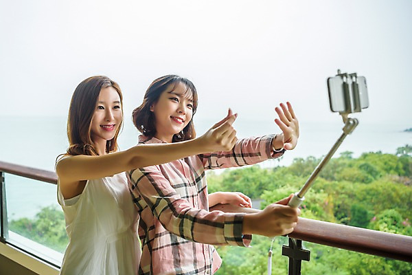 포토 JPG 주간 우먼라이프 응시 여자 여행 태국 서기 웃음 들기 풍경 상반신 20대 성인 야외 두명 옆모습 친구 우정 한국인 발코니 셀프카메라 구경 손하트 셀카봉 성인여자만 국내포토 자연요소 라이프스타일 시선 아시아 뷰포인트 관계 모션 표정 사람 동양인 손짓 청년 사진촬영 여자만 성인만 파일형식