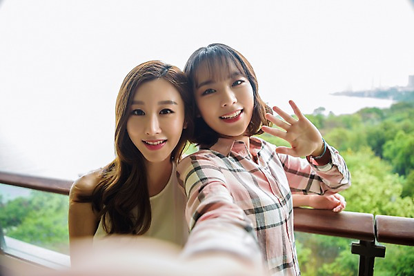 포토 JPG 주간 우먼라이프 응시 여자 여행 난간 태국 서기 웃음 들기 풍경 상반신 20대 성인 야외 두명 앞모습 옆모습 친구 스마트폰 기댐 우정 한국인 발코니 셀프카메라 구경 성인여자만 국내포토 자연요소 라이프스타일 시선 아시아 뷰포인트 관계 모션 표정 사람 동양인 청년 핸드폰 스마트기기 사진촬영 여자만 성인만 파일형식