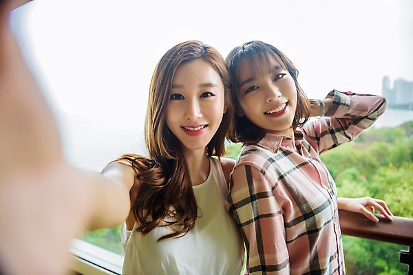포토 JPG 주간 우먼라이프 응시 여자 여행 태국 서기 웃음 들기 풍경 상반신 20대 성인 야외 두명 앞모습 옆모습 친구 스마트폰 우정 한국인 발코니 셀프카메라 구경 성인여자만 국내포토 자연요소 라이프스타일 시선 아시아 뷰포인트 관계 모션 표정 사람 동양인 청년 핸드폰 스마트기기 사진촬영 여자만 성인만 파일형식